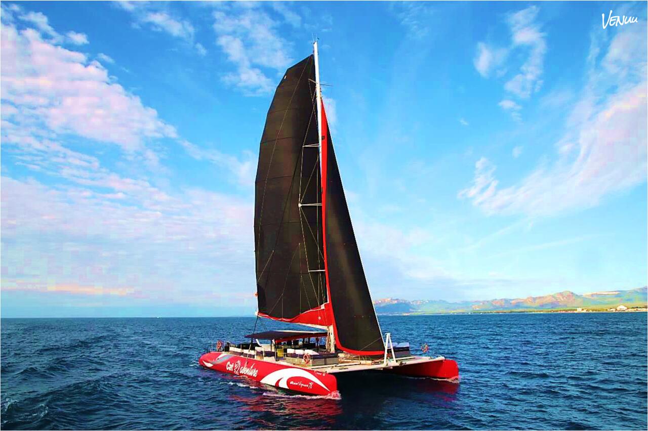 Catamarán a Vela con BBQ, un barco en Barcelona perfecto para despedidas de soltera salvajes en el mar.