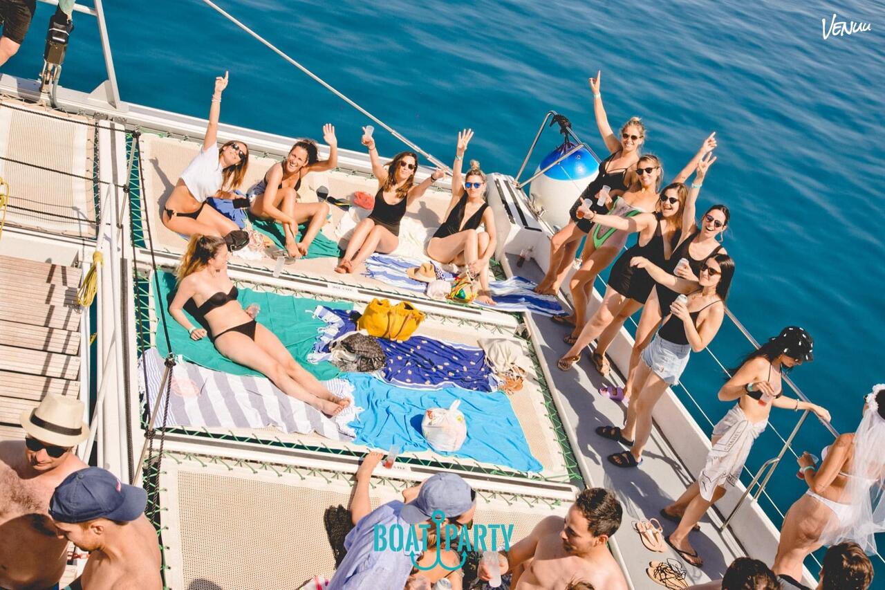  Catamarán con opción de paseo marítimo para celebraciones flotantes únicas.