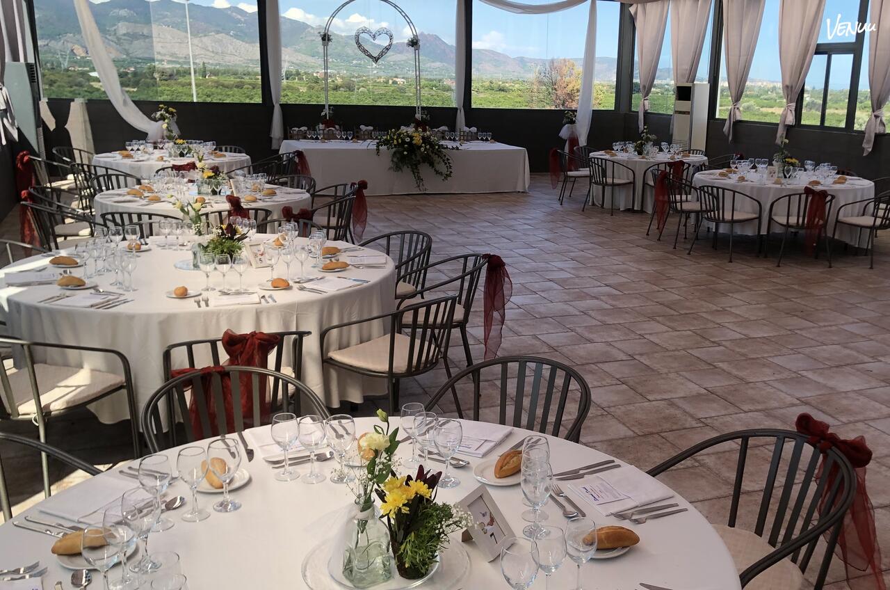 Salón de diseño moderno con todo el equipo técnico para comuniones de película.