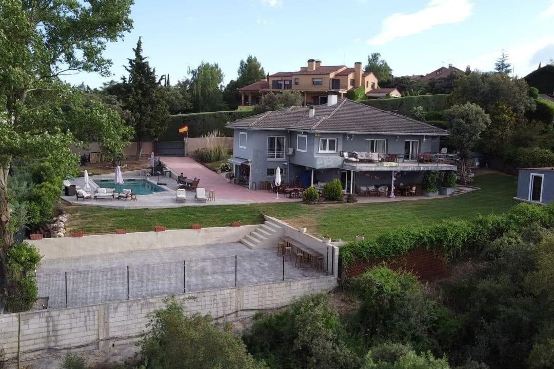Chalet Exclusivo con Increíbles Vistas, una finca en Madrid donde las fiestas con piscina son legendarias.