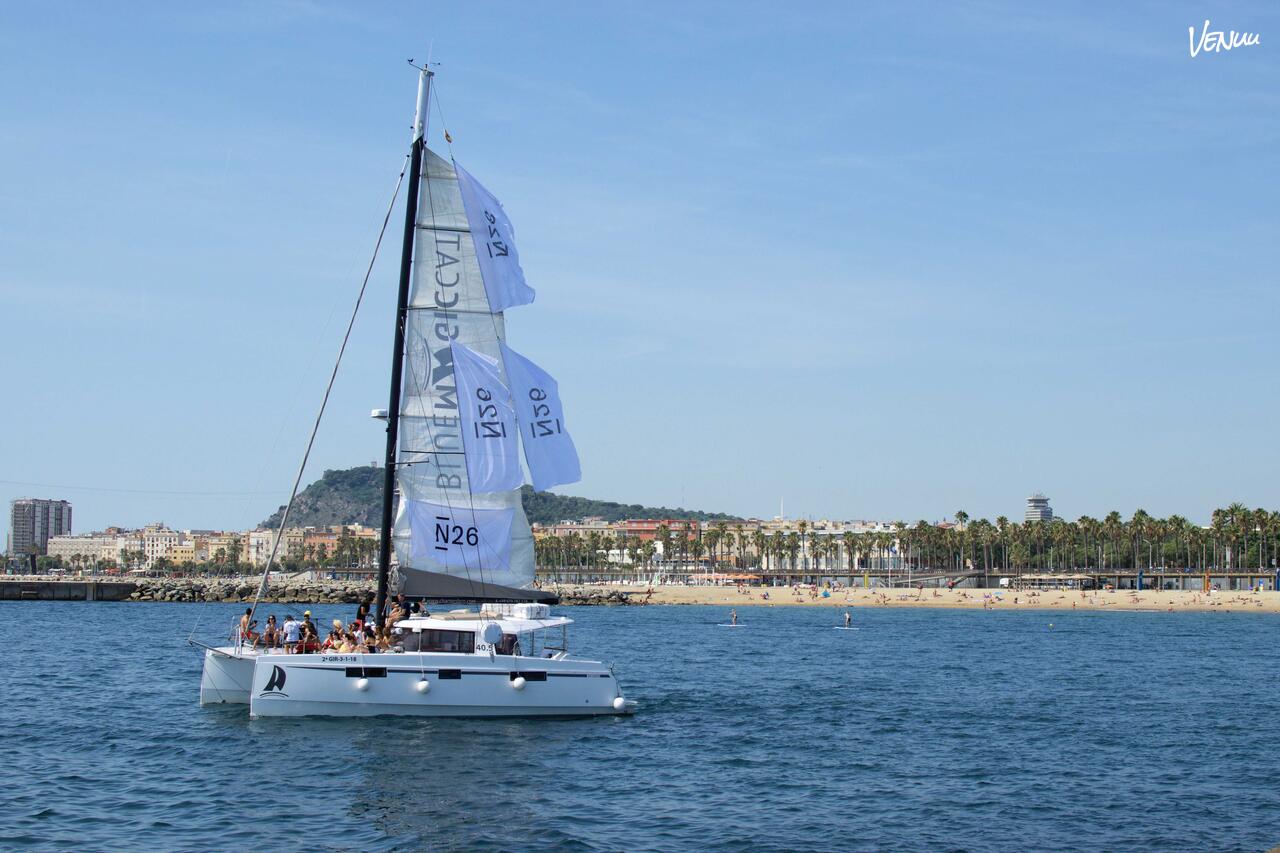  ChartersBCN Catamarán, un evento de empresa en alta mar con todo el estilo.