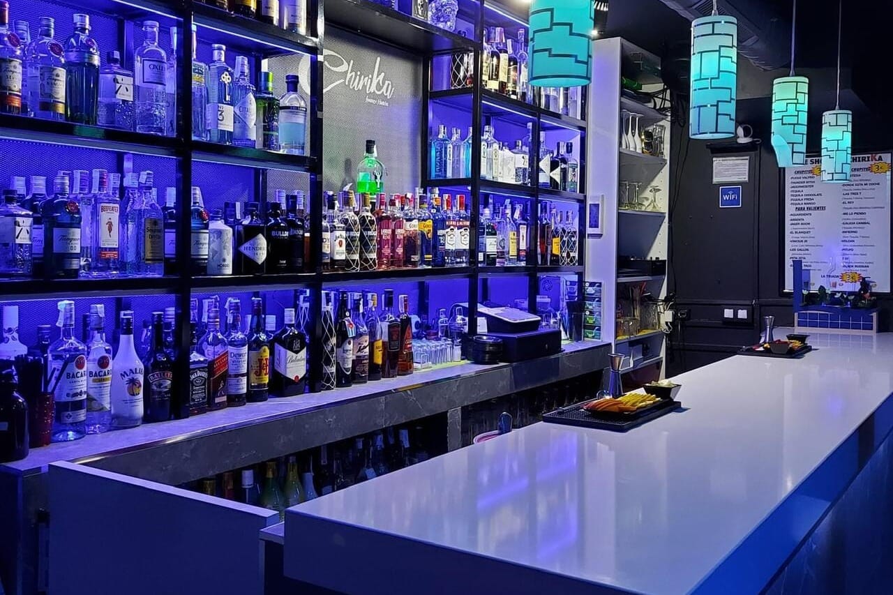  Chirika Lounge Madrid, un local sofisticado en Madrid ideal para despedidas de soltera con cócteles y ambiente exclusivo.