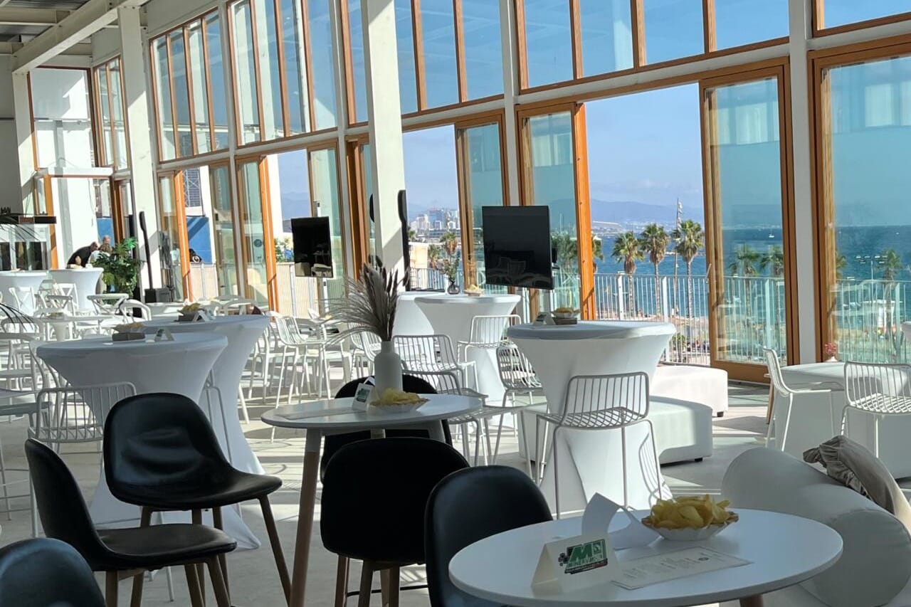Salón con vistas al mar y estilo playero para bodas civiles con sabor mediterráneo.
