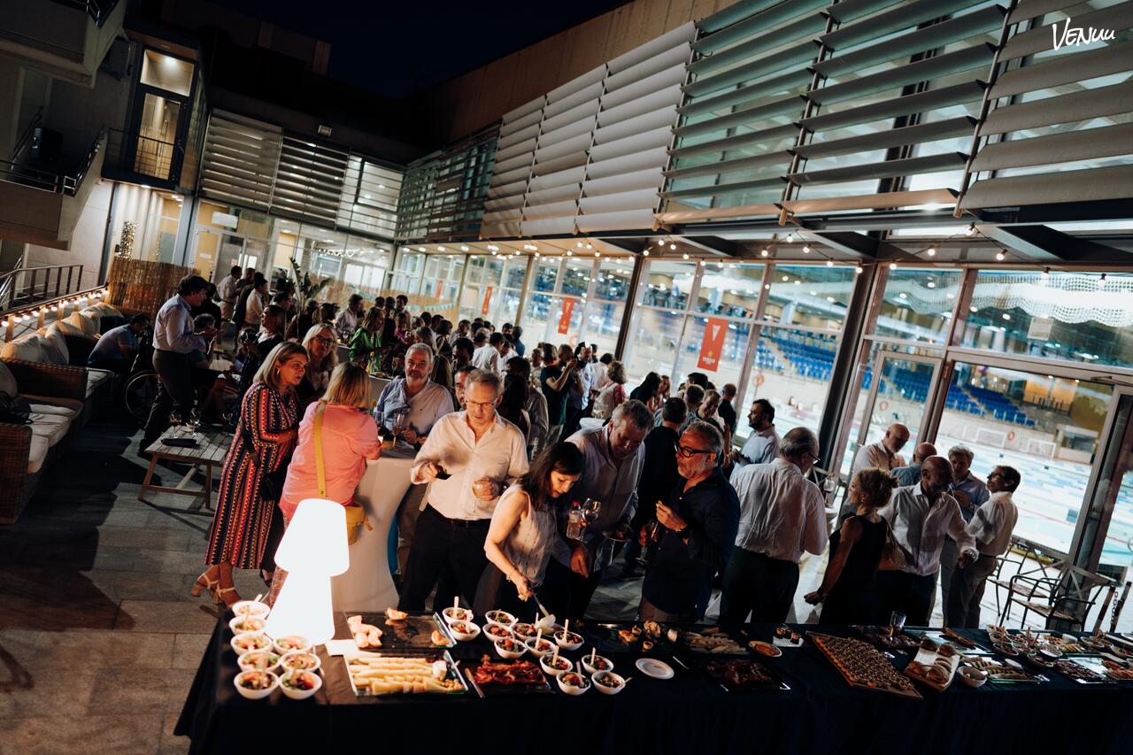 Espacio Garbí Club Natació Barcelona, terraza olímpica con vistas para eventos en la costa.