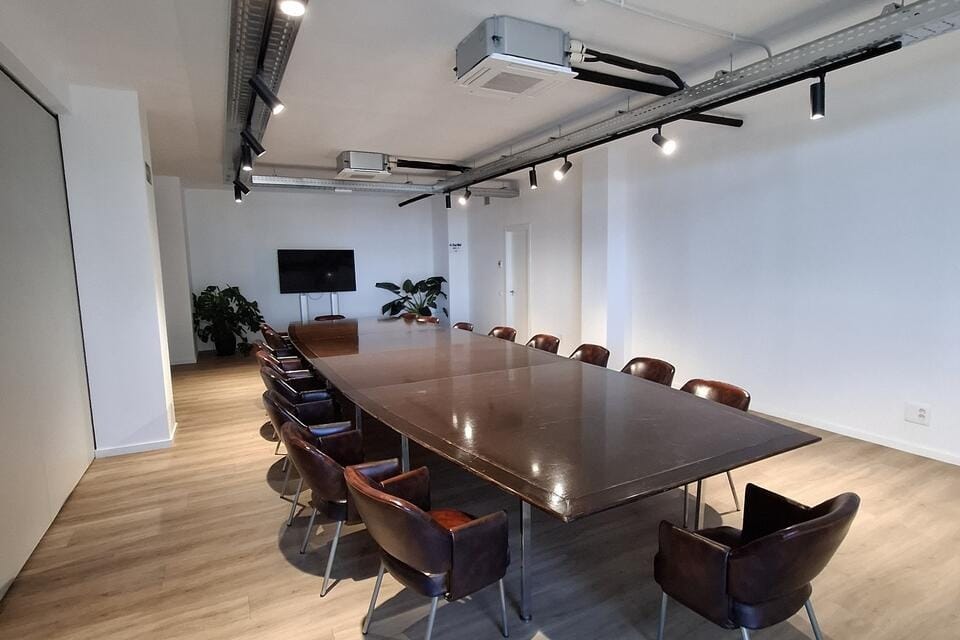 Sala Llevant del Club Natació, sala luminosa frente al mar ideal para reuniones con vistas.