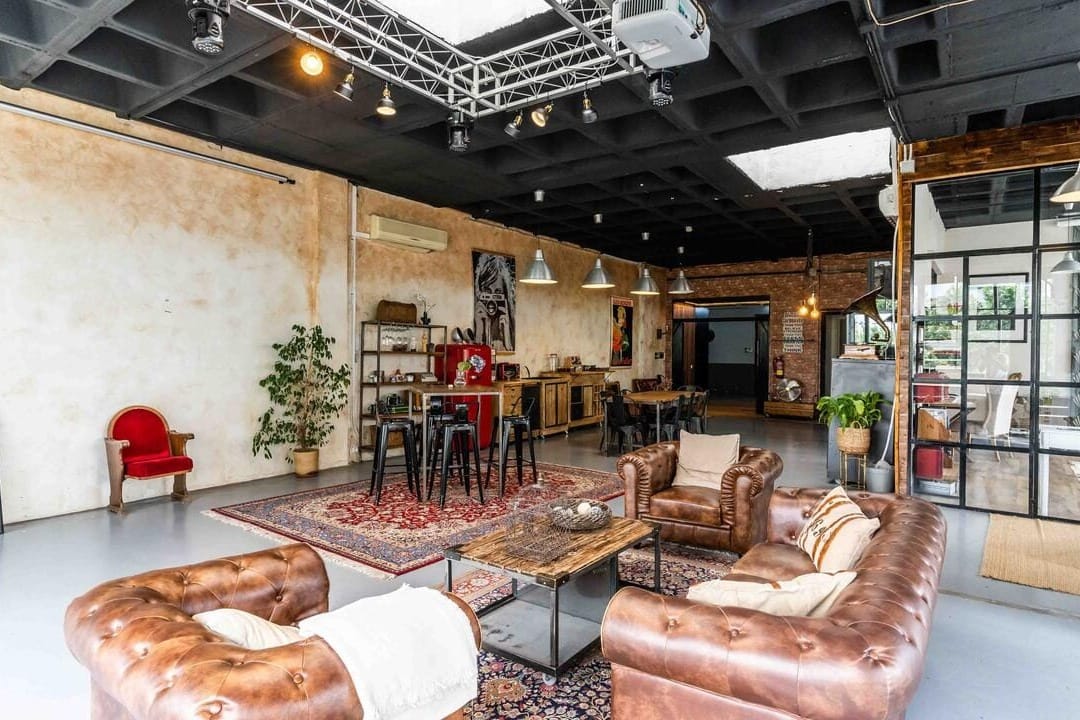 Espacio Teseo, sala con diseño industrial perfecta para reuniones creativas.