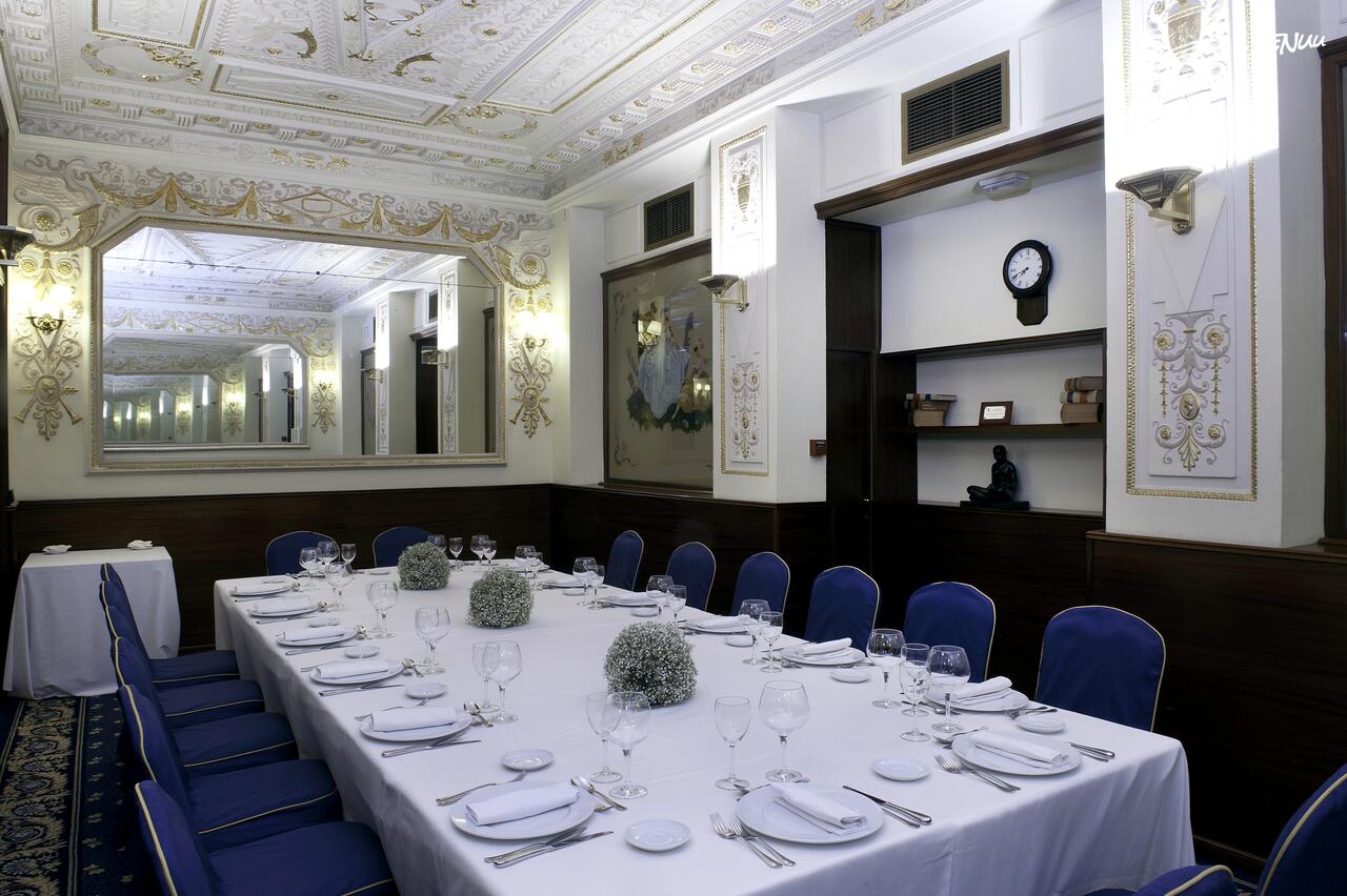 El Avenida Palace - Salón Dorado, un hotel en Barcelona donde los negocios se cierran con estilo.