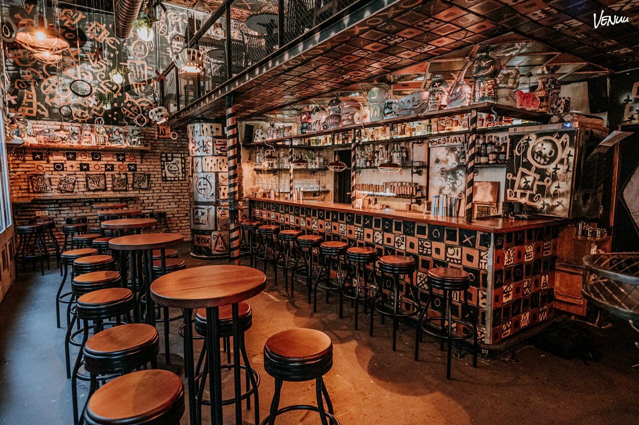 El Bestiari Cocktail Bar, un local en Barcelona para fiestas de cumpleaños con cócteles de autor.