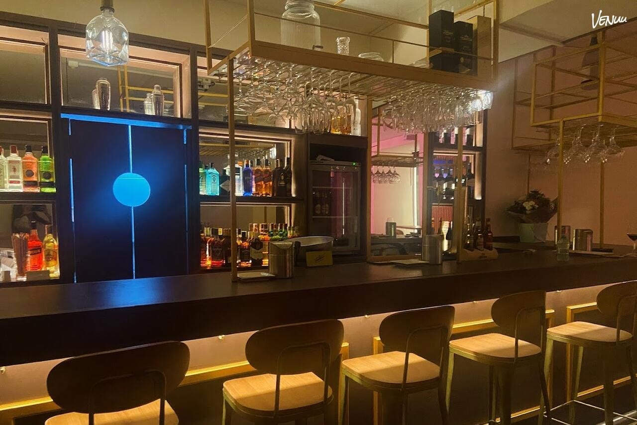 El Columpio, bar con ambiente íntimo y fiestero para cumpleaños con karaoke y copas en el centro de Madrid.