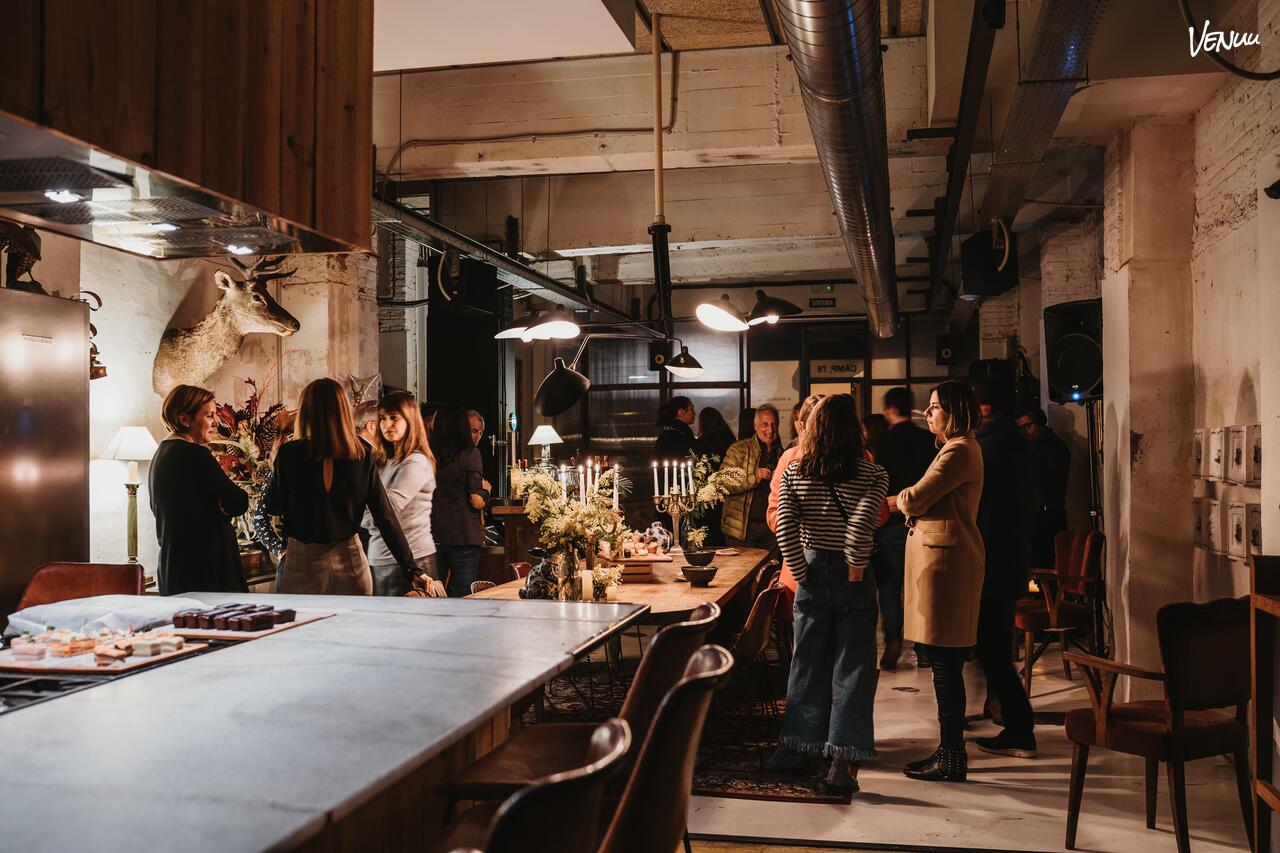 El Refugio, un bar en Barcelona donde los cumpleaños son íntimos, acogedores y con mucho estilo.