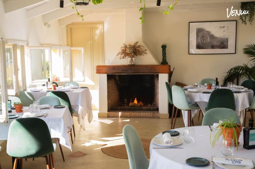 El Rincón de Vespok Salón Chimenea, comedor rústico y encantador para comuniones cálidas y familiares.