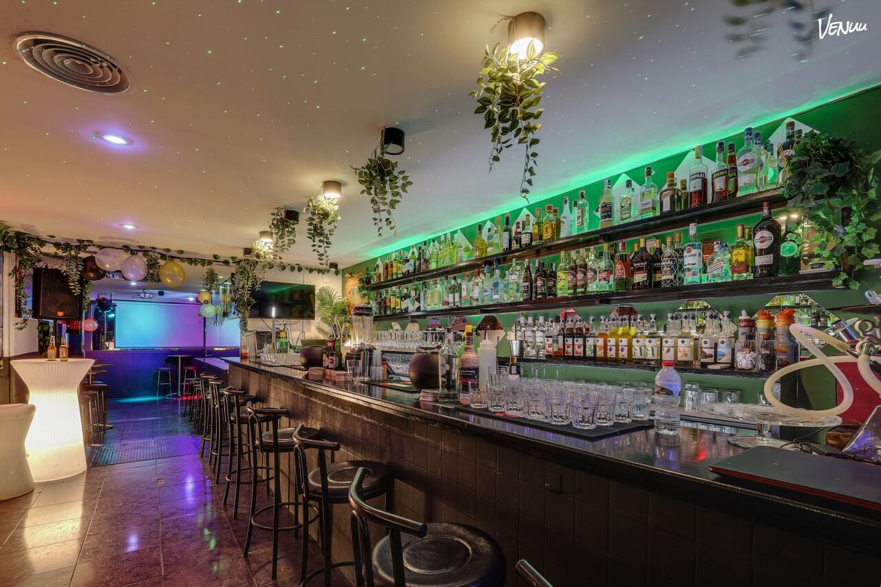  Sala con DJ y barra para despedidas de soltera épicas en Barcelona.