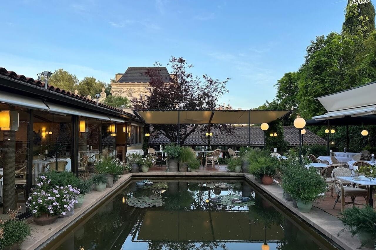 El Trapío Restaurante, salón elegante con jardín y estilo para celebraciones memorables.