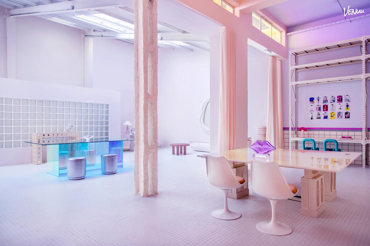 Estudio moderno multidisciplinar, espacio versátil ideal para reuniones y eventos creativos.