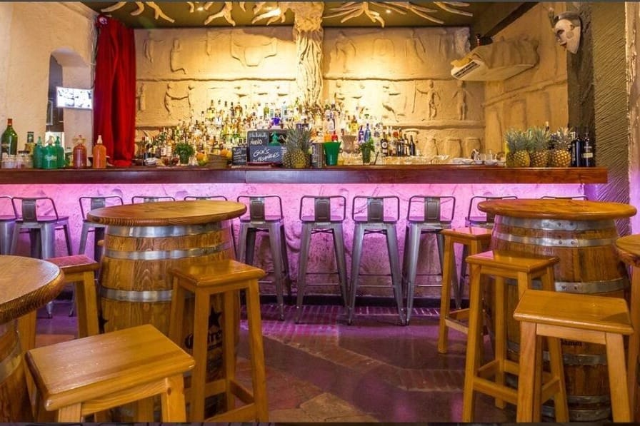 Etniko Cocktail: Bar especializado en cócteles exóticos y ambiente vibrante. Aquí cada trago es más bonito que tu última foto de perfil.