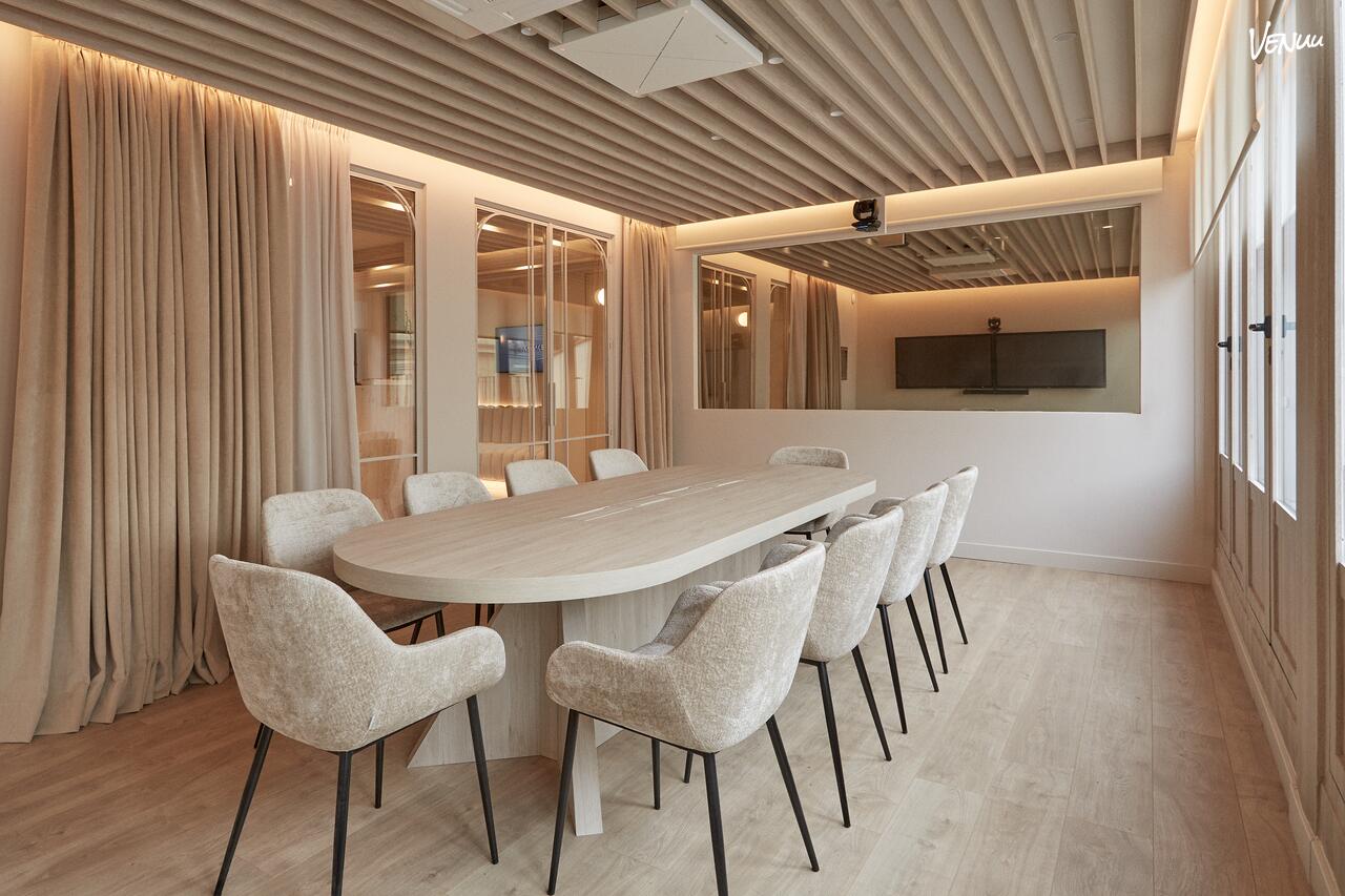 Exaspace, sala moderna con terraza y vistas al centro de Madrid para reuniones creativas.