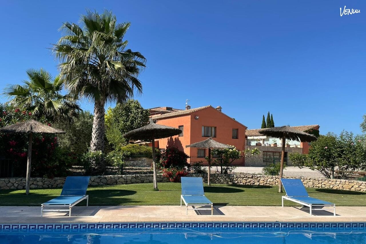 Casa rural con salones y jardín, ideal para comuniones elegantes con encanto rural.