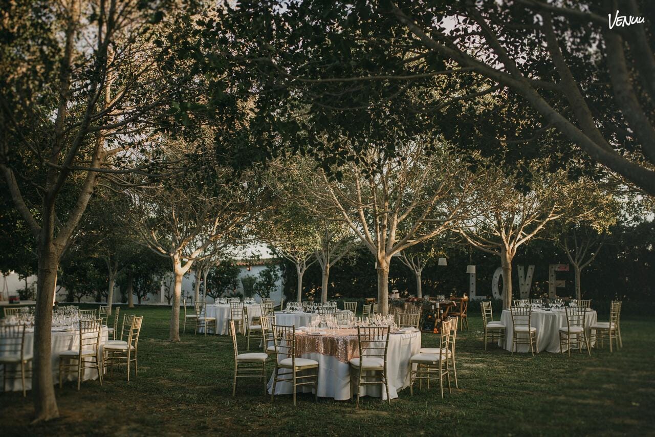 Finca con piscina y salón elegante para bodas con sabor andaluz sin que te cueste un ojo.