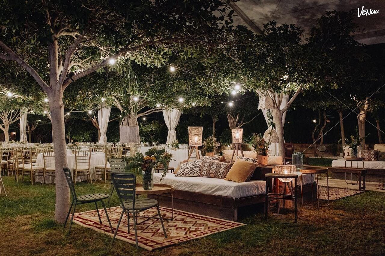 Finca El Cortijo – Patio Exterior – "Patio rústico al aire libre, con un encanto mediterráneo ideal para bodas desenfadadas y con luz natural."