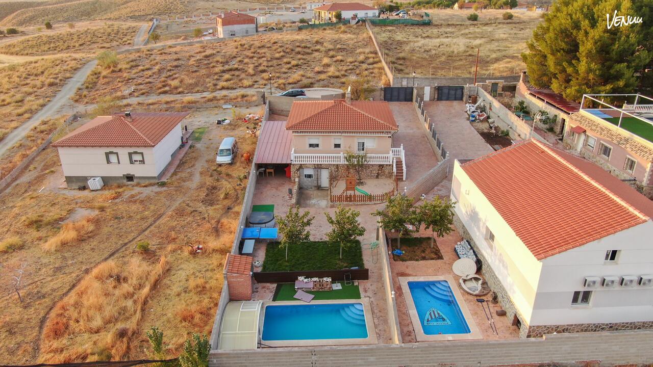 Finca Los Almendros, el paraíso fiestero con jacuzzi, piscina y cero remordimientos.