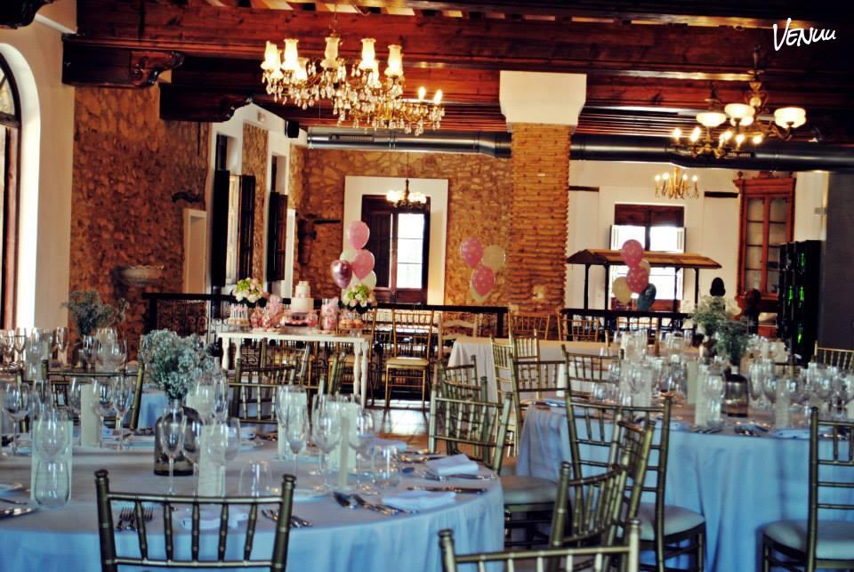 Salón señorial con decoración clásica ideal para comuniones elegantes y cómodas.