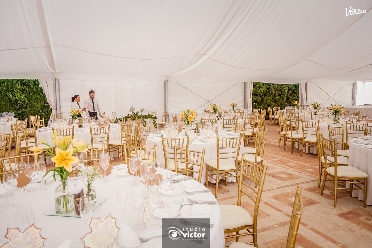 Finca María Ana – Carpa – "Carpa iluminada con un ambiente bohemio y elegante, perfecta para bodas bajo las estrellas."