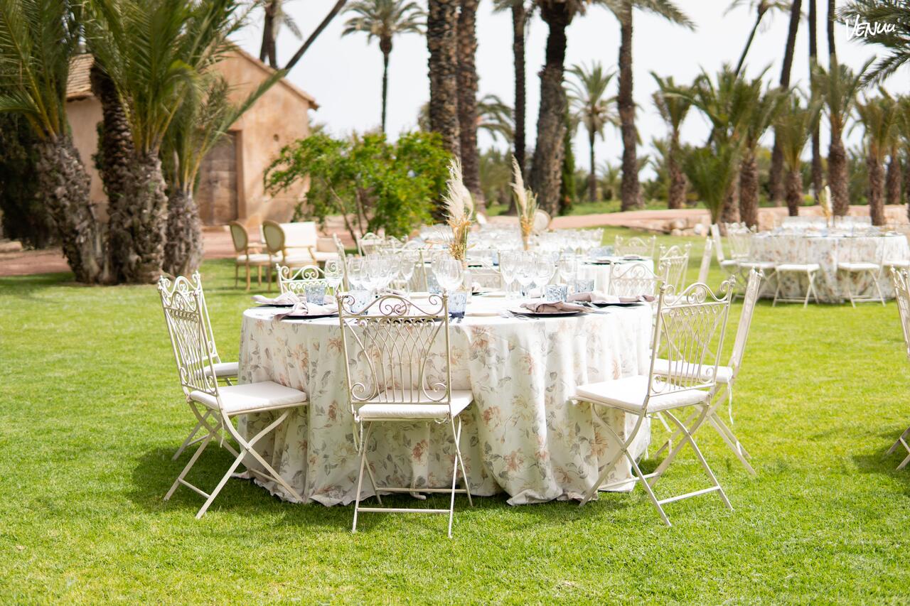 Jardín íntimo y verde para bodas al aire libre con mucho amor y poco gasto.