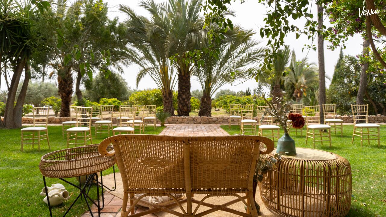 Jardín amplio y elegante rodeado de vegetación, ideal para comuniones familiares con encanto.