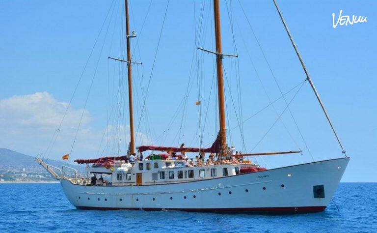 Francis Albert, un barco en Barcelona ideal para cumpleaños con un toque exclusivo y lujoso.