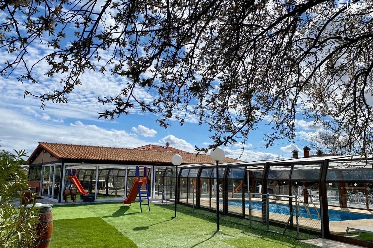 Fuente Cárdena Casa 4, casa rural con jardín y piscina perfecta para eventos privados en Madrid.