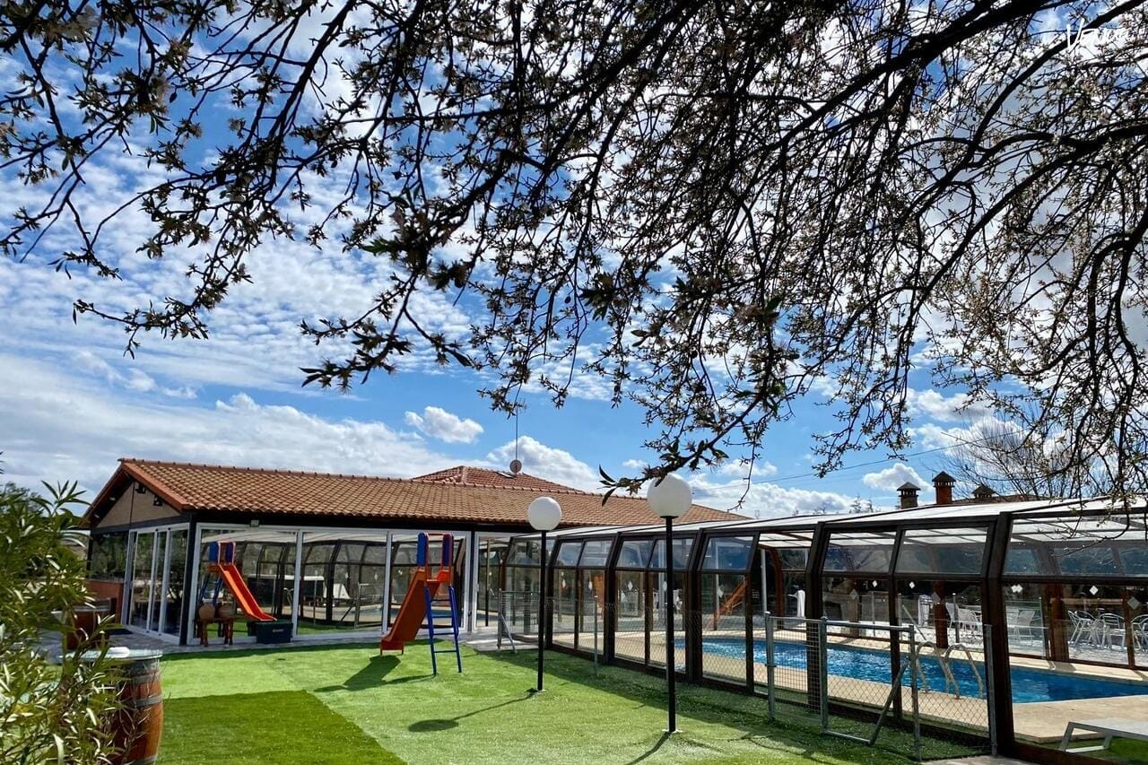 Fuente Cárdena - Casa 4, una finca en Madrid donde los cumpleaños al aire libre son sinónimo de comodidad y lujo.