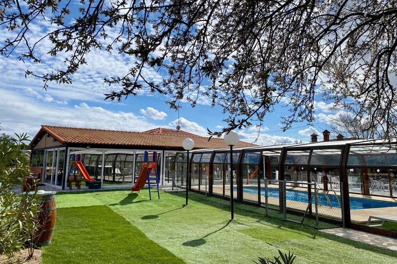 Casa rural acogedora con aire libre y alma de celebración auténtica.