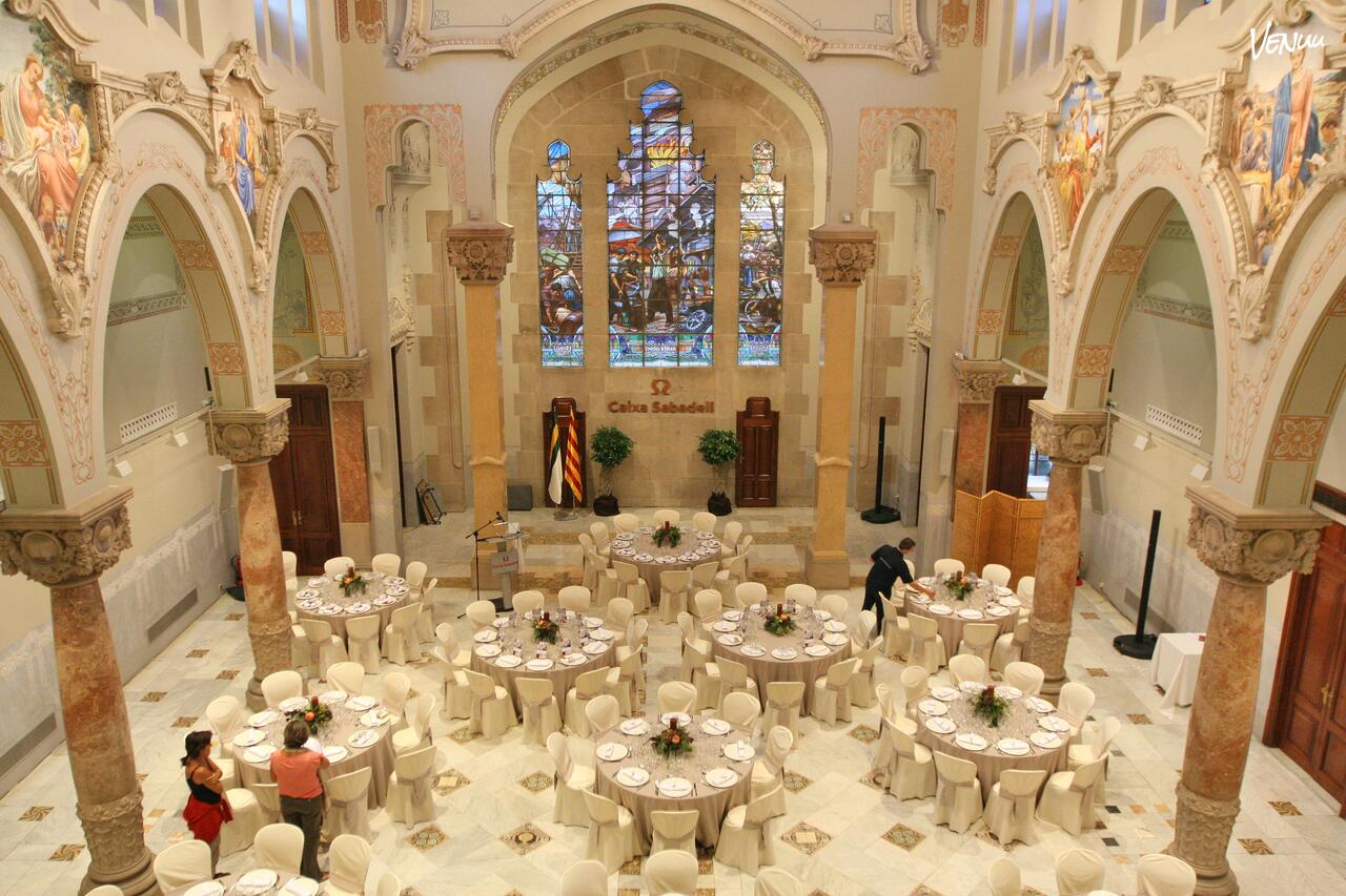 Salón Modernista Caixa Sabadell, espacio artístico y elegante para bodas culturales.