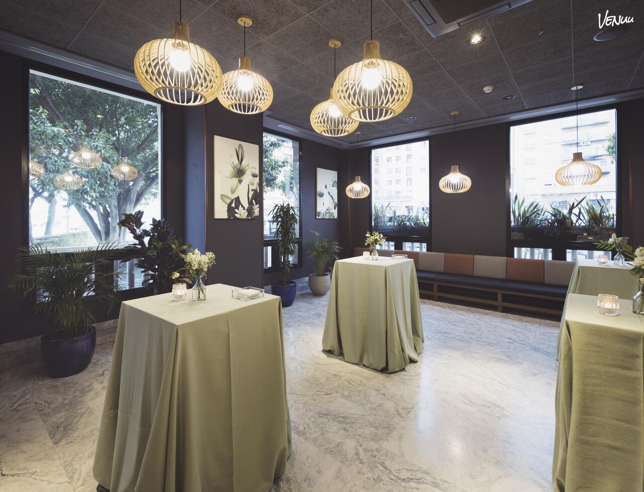 Gin Bar - Hotel Malcom and Barret, un bar en Valencia donde los eventos siempre terminan con una copa en la mano.