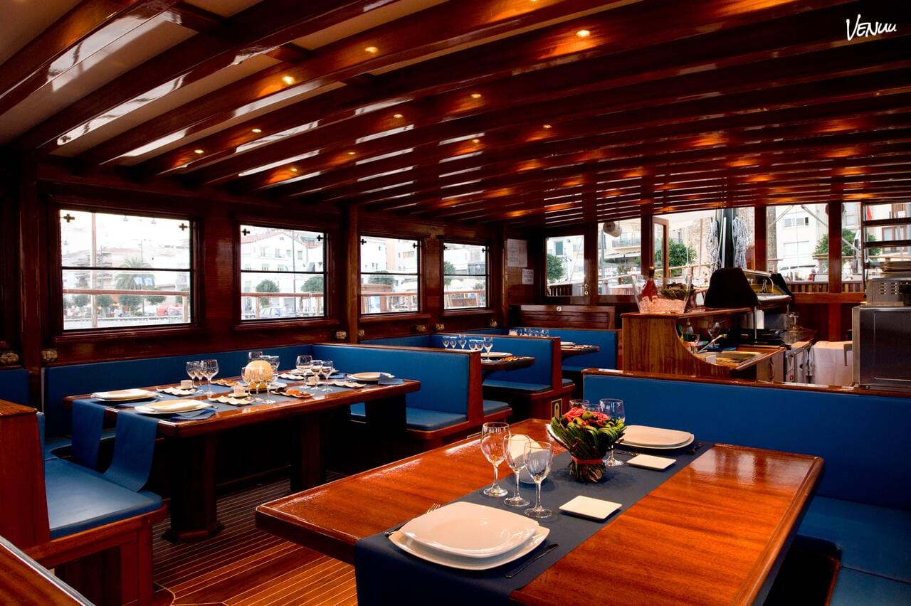 Goleta Karya, un barco en Barcelona donde los aniversarios se celebran navegando con puro estilo.