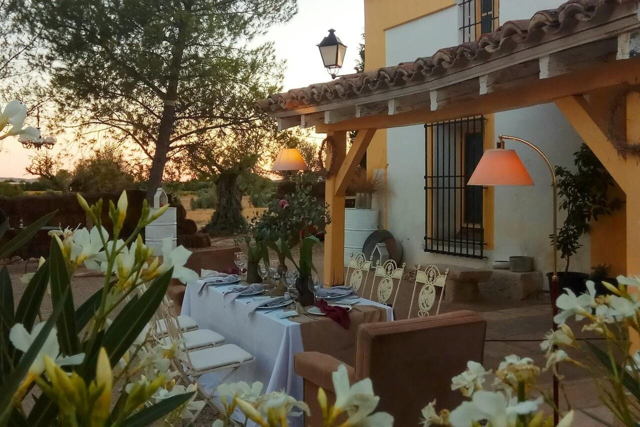 Hacienda Campo y Olivo - La Casona, una finca en Madrid donde las bodas se celebran con historia y elegancia.
