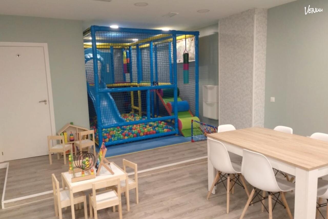 Happy Planet, sala multiuso para cumpleaños infantiles con juegos y alegría desbordante.