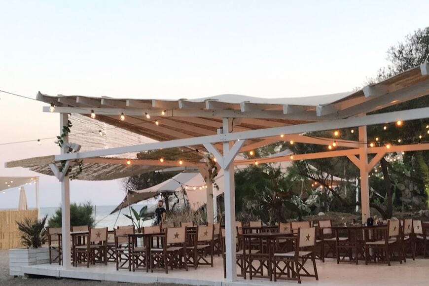 Hola Club Sitges, chiringuito deluxe para cumpleaños frente al mar con estilo boho.