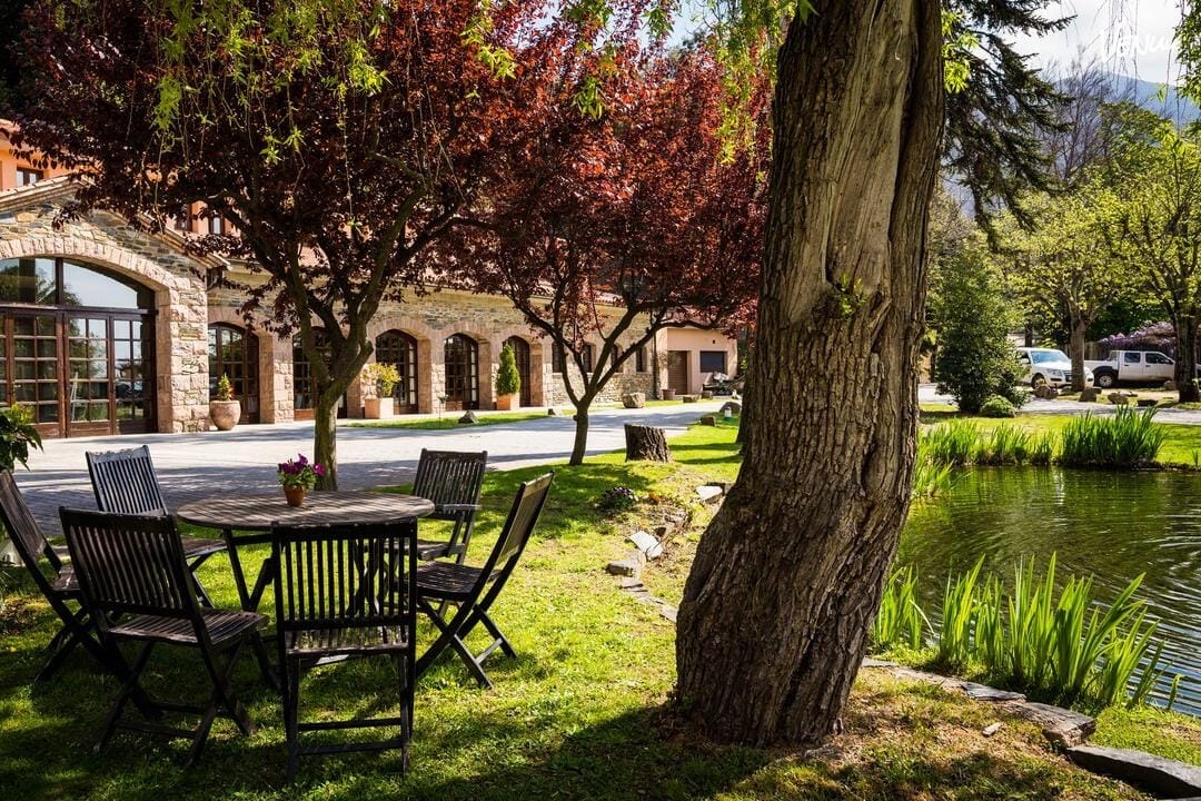  Hotel Sant Bernat, un jardín en Barcelona donde los eventos se sienten mágicos.