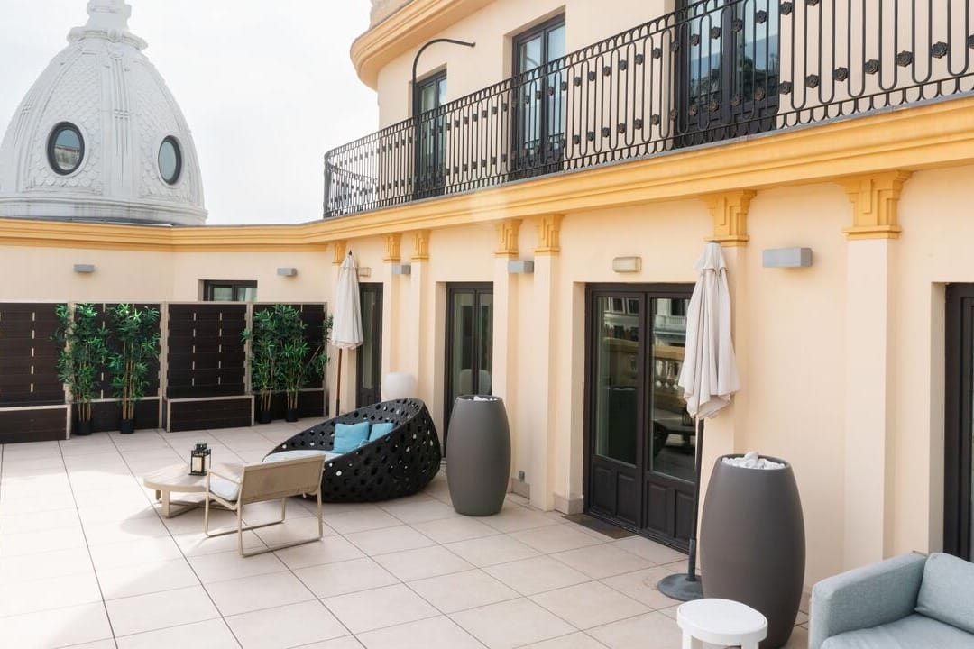  Hotel Sardinero Madrid, terraza elegante con vistas perfectas para celebraciones top.