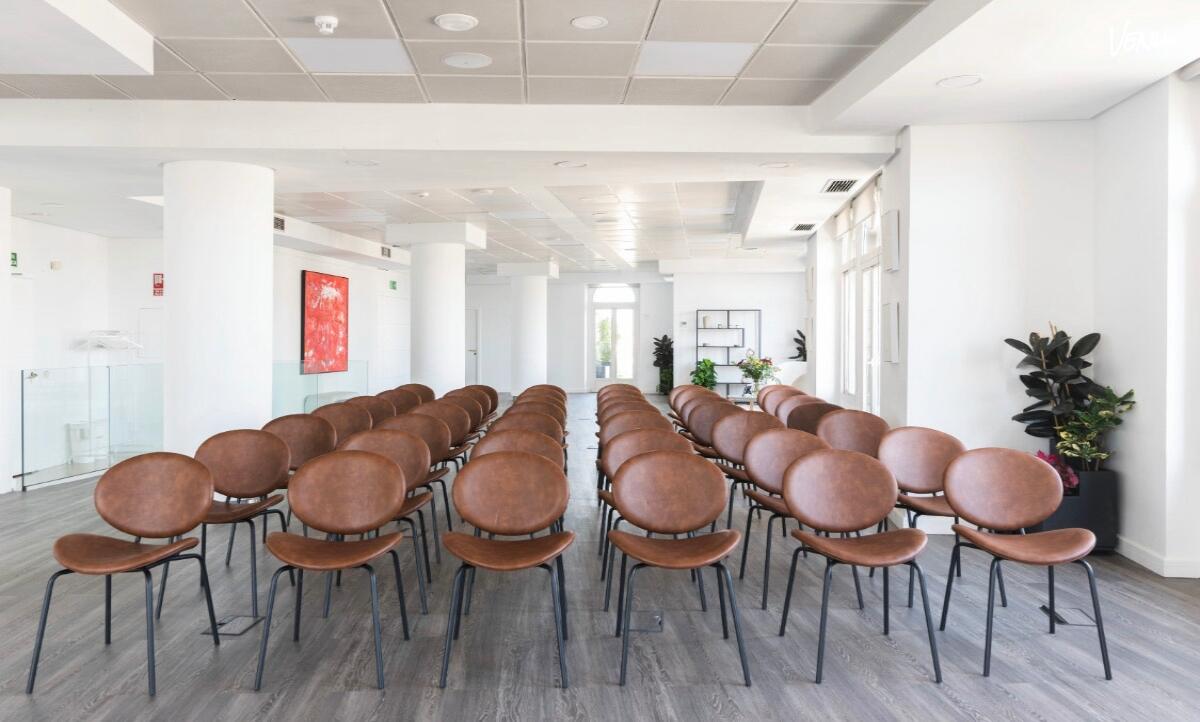 Sala de conferencias Innedito16 Loop21 en Madrid con diseño elegante y ubicación céntrica.