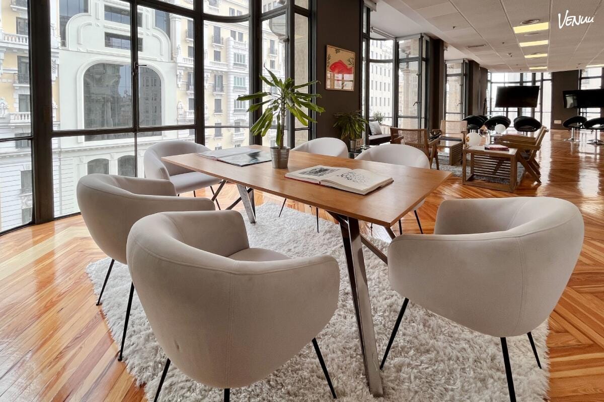 Espacio de conferencias en Gran Vía con diseño moderno y tecnología avanzada.