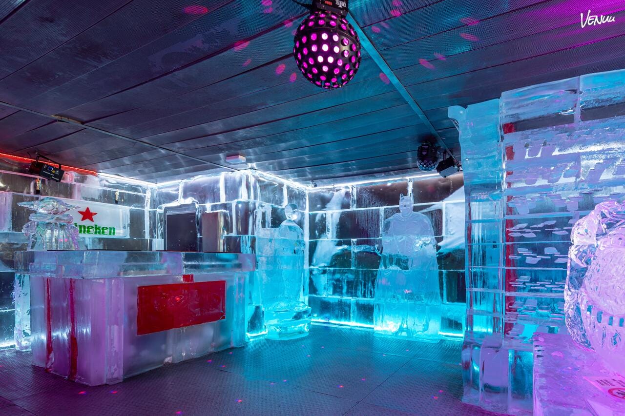  Icebarcelona:  Bar de hielo en Barcelona donde puedes beber en vasos congelados, vestirte con abrigos ridículamente grandes y fingir que estás en una expedición al Polo Norte mientras bailas.