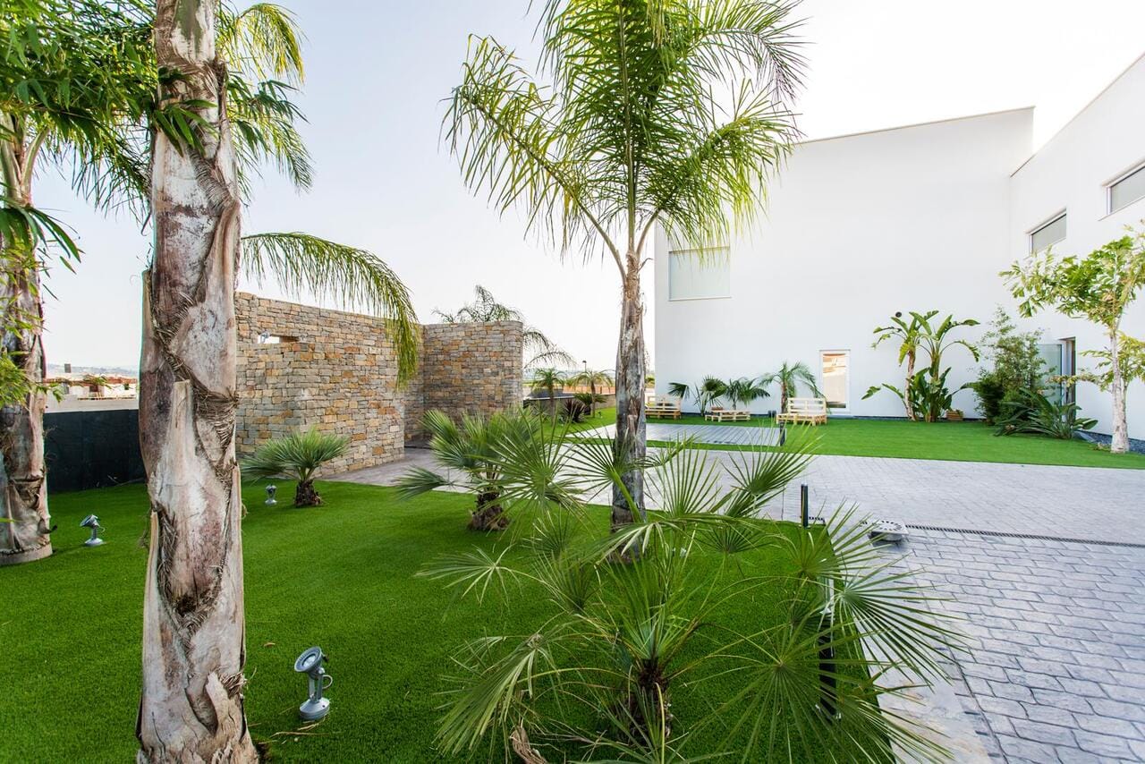  Jardín con estética moderna y natural perfecto para eventos y cumpleaños al aire libre.