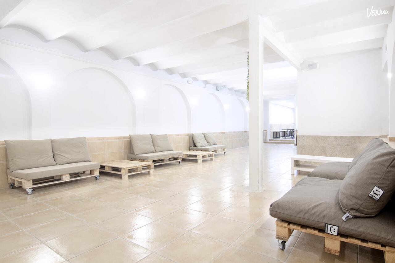  Inspansiva Bar - Sala Polivalente, un local versátil en Barcelona perfecto para fiestas privadas con karaoke, DJ o cualquier cosa que se te ocurra. 