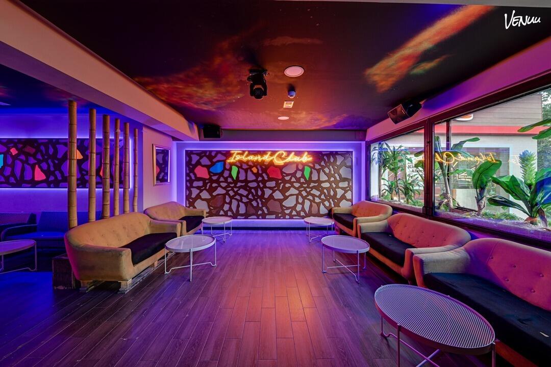  Island Club Lounge Planta Baja, espacio tropical con ambiente cálido para cumpleaños explosivos.