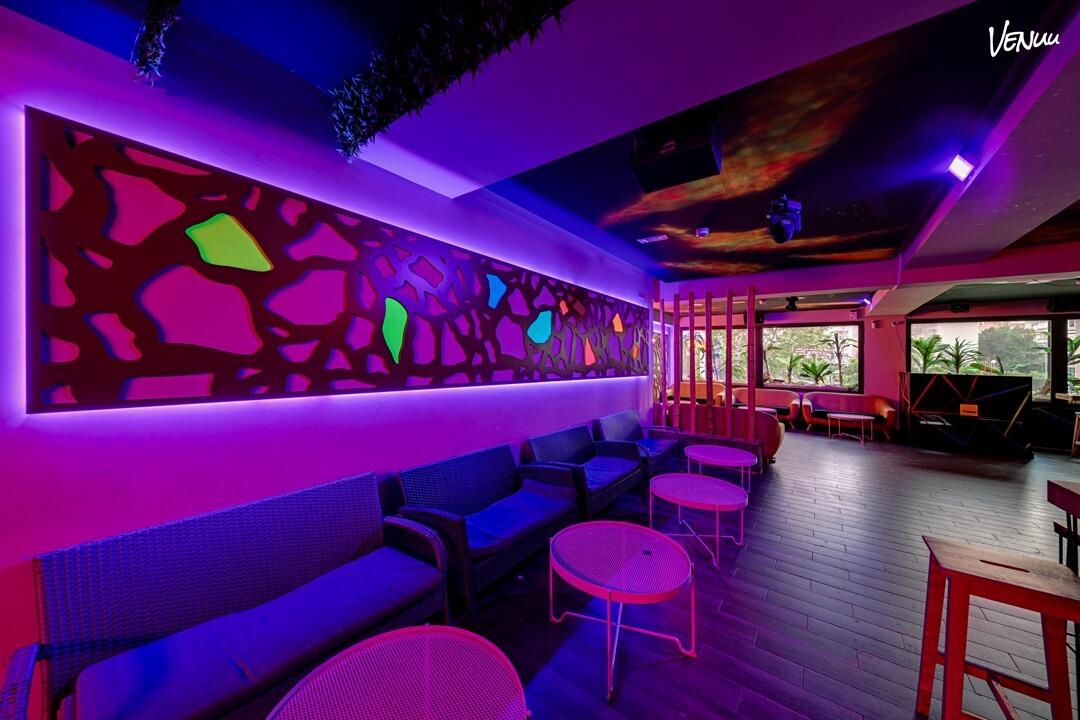 Club con decoración tropical ideal para fiestas grandes y celebraciones con flow.