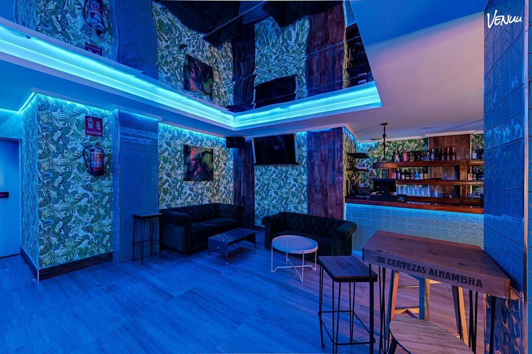 Island Club Lounge, una discoteca en Madrid perfecta para despedidas de soltera con ambiente festivo.