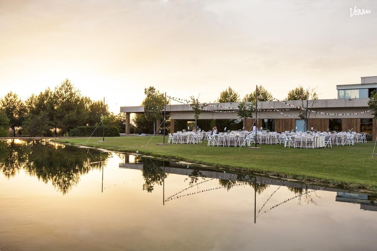 Jardín Wine Bar Caves Vilarnau, espacio entre viñedos ideal para bodas con sabor a vino.