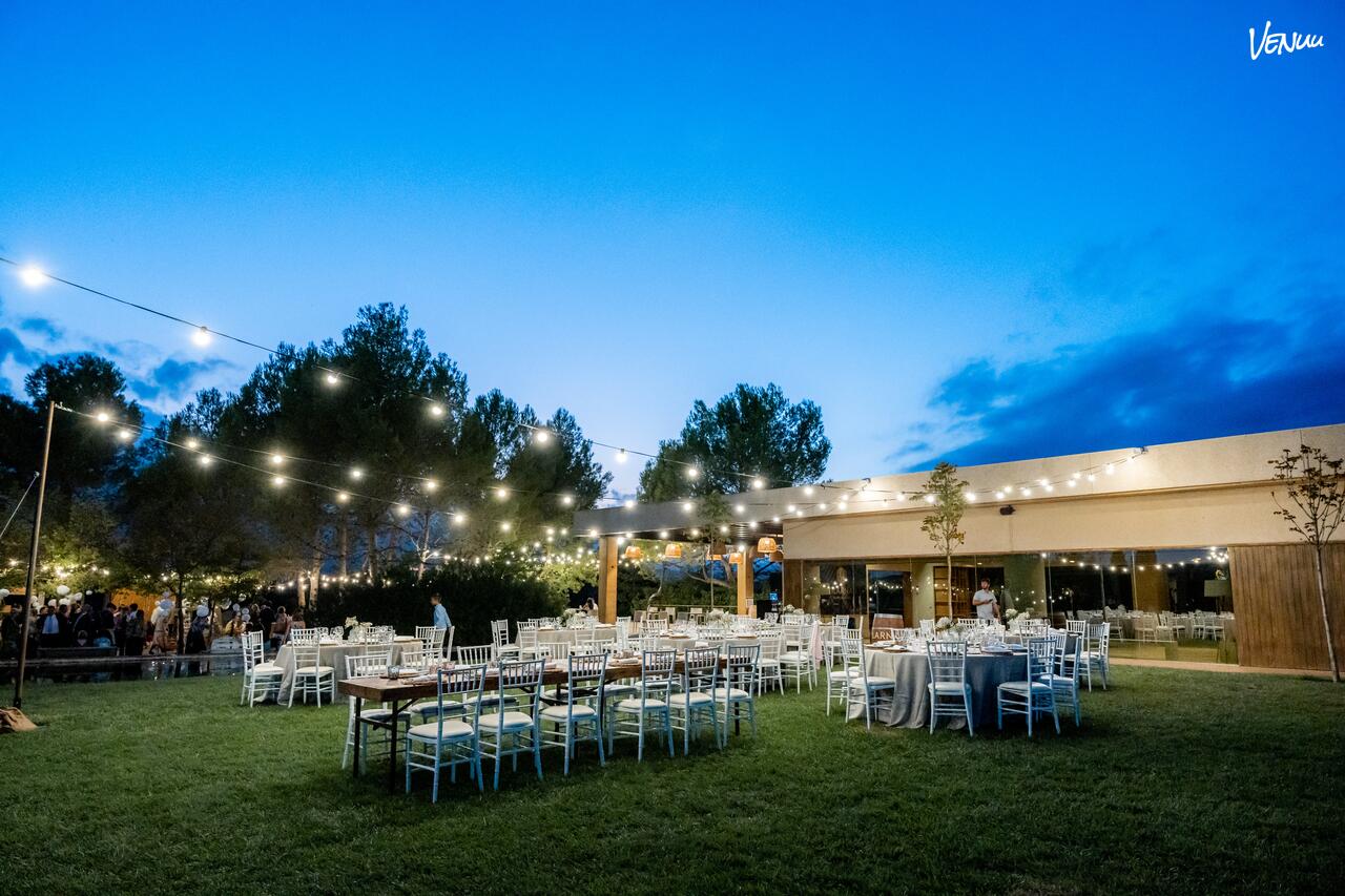 Jardín Wine Bar - Caves Vilarnau, un jardín en Barcelona para eventos con mucho vino y buen rollo.